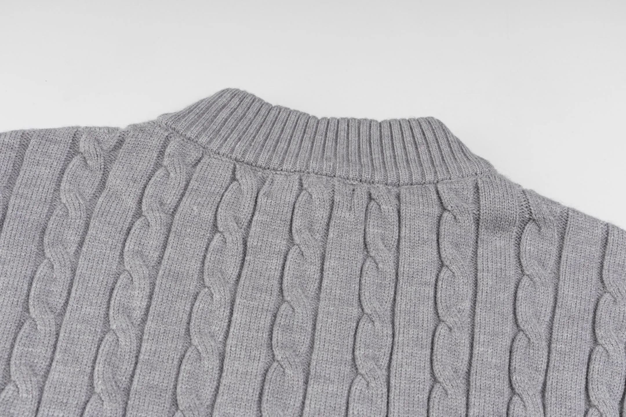 P240 style number B11 Raff half-zip twist embroidered knitted round neck sweater Official website counter consistent sweater High-elasticity imitation rabbit fur core-spun yarn fine knitted fabric Customized original lettering mold half-open zipper Popular Internet celebrity versatile OS version can be worn up to about 180 pounds Imported machine spinning takes a month to match the sweater Three standards are complete Customized accessories Matching version Same style for men and women Colour: Gray Black Size: S M L XL Manual measurement error of about 1-3cm is normal